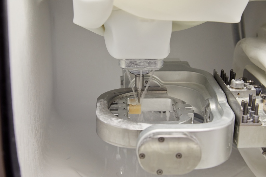 CAD/CAM 铣削加工中 — 水雾精密切削