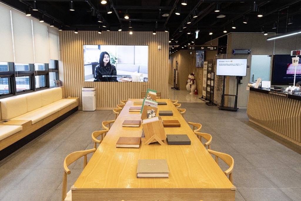 프리미엄 로비 — 편안한 대기 공간